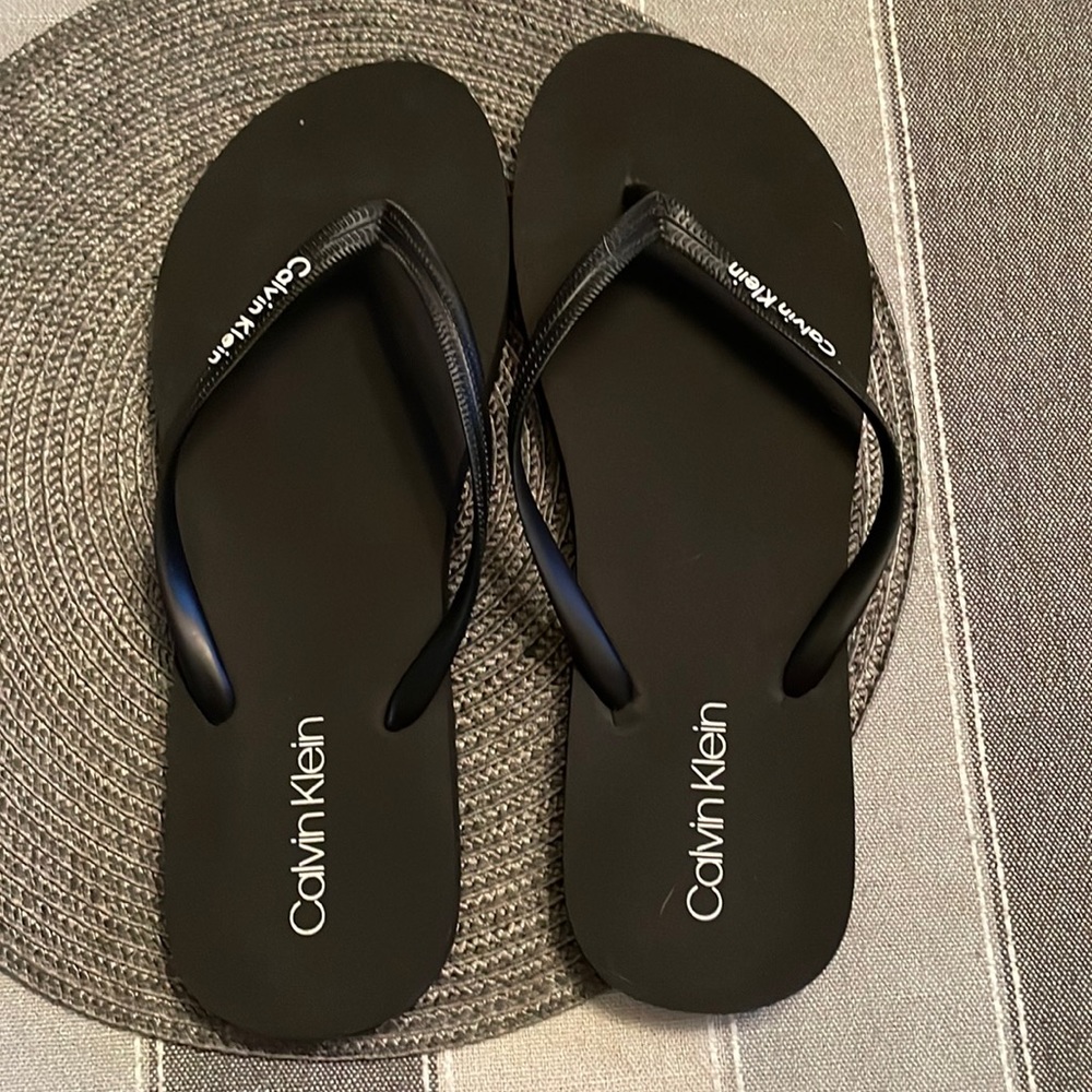 NWOT Calvin Klein Flip Flops size 9/10
